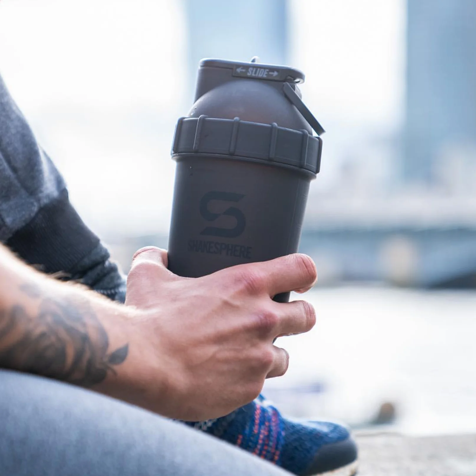 Protein shaker bottle 24.6 Fl Oz "Tumbler Original" Frosted Black/Black Logo - Image 4