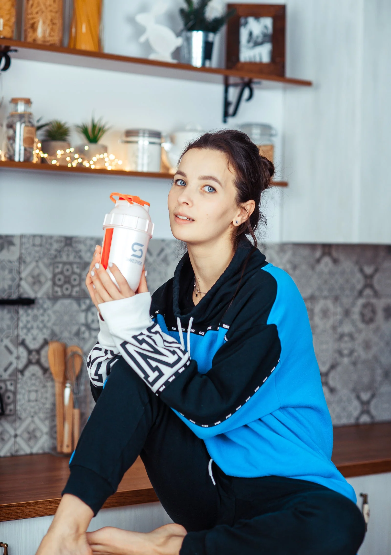 Protein shaker bottle 700mls "Tumbler View" Pearl White/Orange Window - Image 5