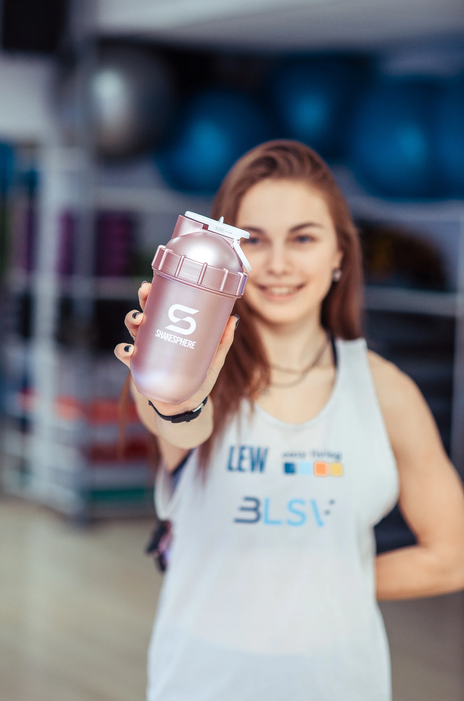 Protein shaker bottle 24.6 Fl Oz ShakeSphere Tumbler View Rose Gold/White Logo/Clear Window - Image 15